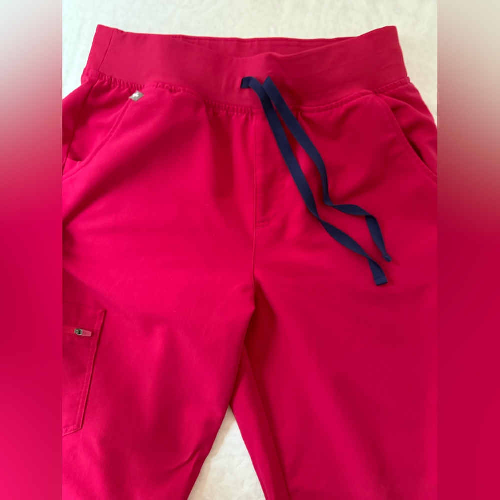Figs Hot Pink Technical Collection Set (Top & Pants) - Picture 2 of 7